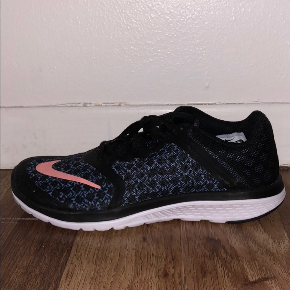 Black and navy Nike tennis shoes